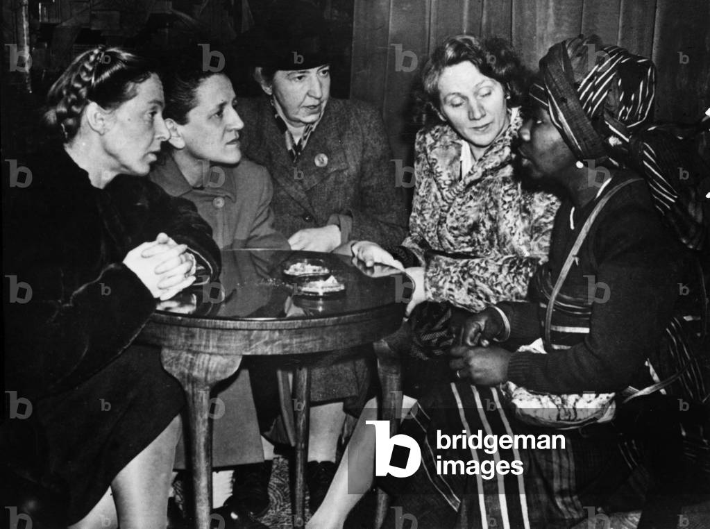 On march 12, 1946, conference of the international charter of women : l-r : Marie Claude Vaillant Couturier, Francoise Leclerc, Miss E Acland Allen, Jeannette Thorez Vermeersch, Mrs Macaulay and a teacher from Nigeria