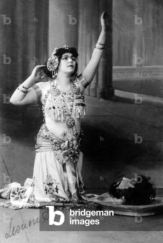 Comedian Leonore Jengern as Salome in play 