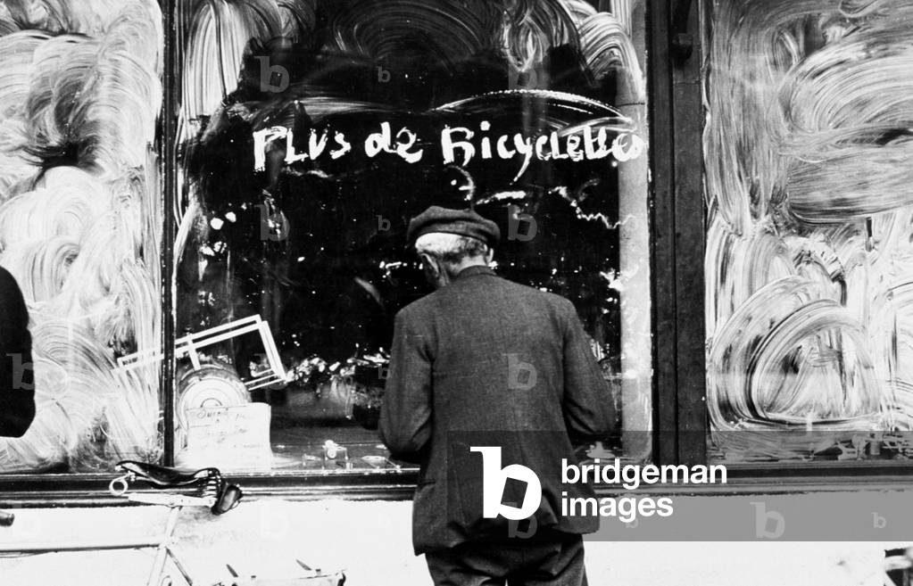 Occupation : as the german occupying forces reduced the number of buses in Paris the bicycles are the only means of transportation august 25, 1940