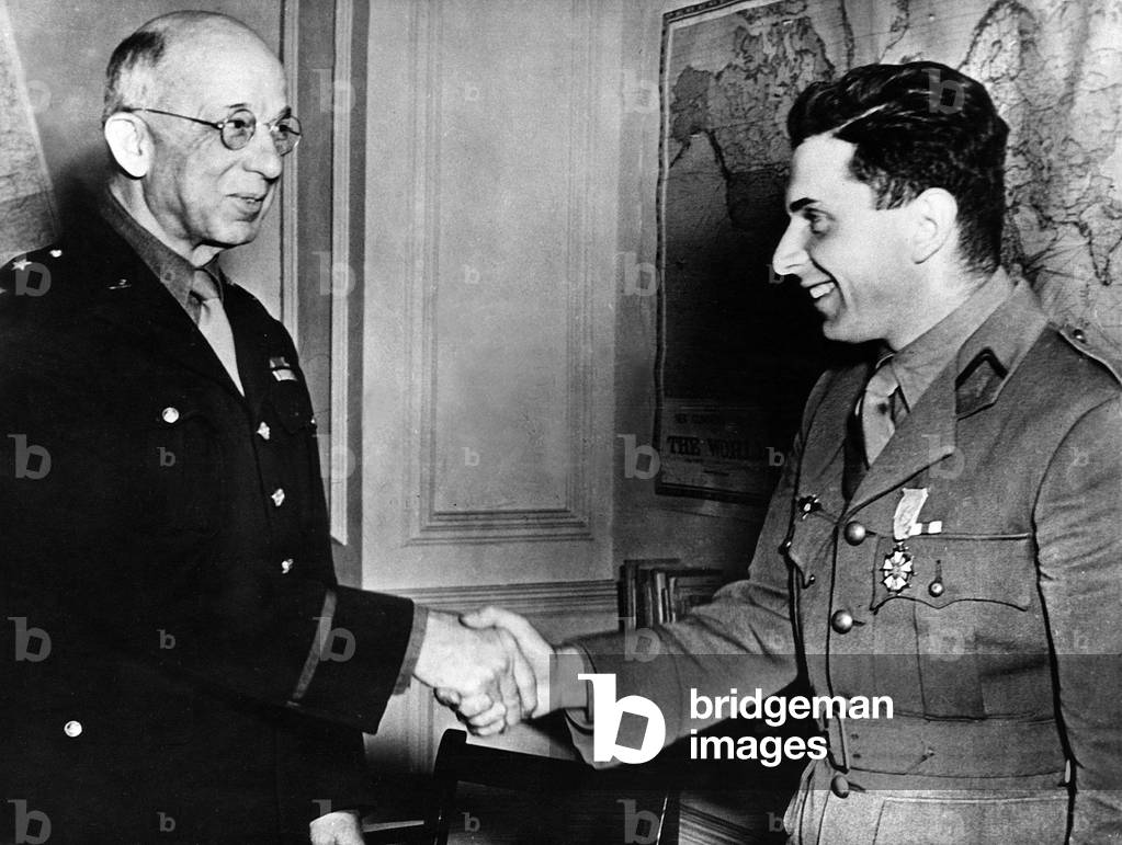 American general J. K. Crain (l) is giving Legion of Merit to French lieutenant Georges Broussine (who led an underground organization which cared for american airmen shot down in enemy territory) in London august 1945, photo NARA