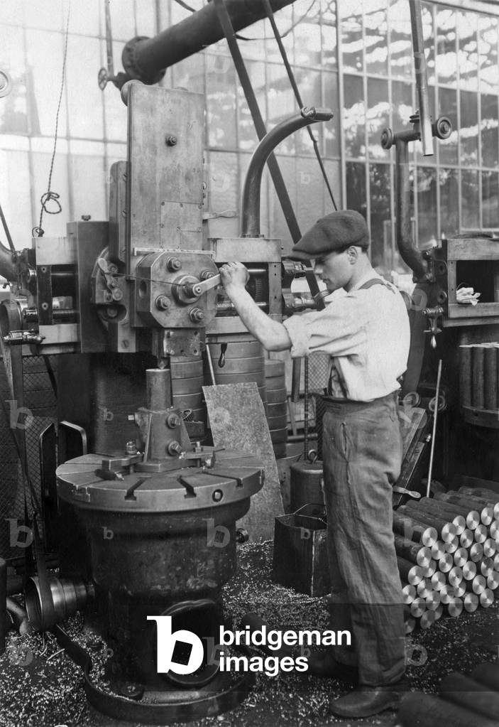 Worker making sheels in a factory in France, ww1