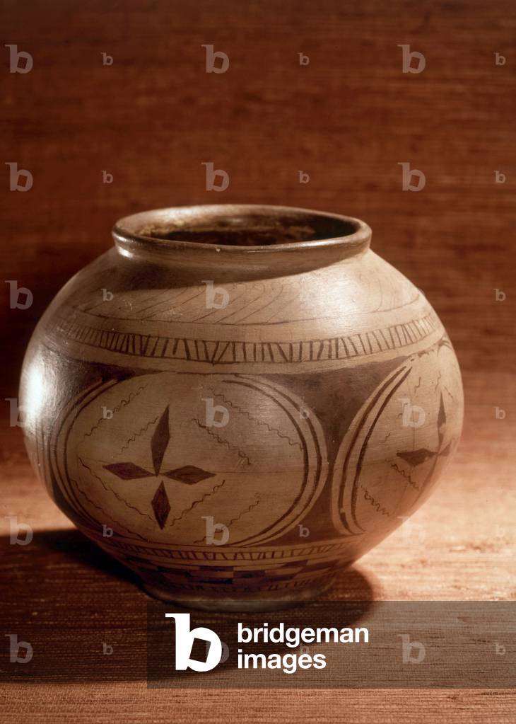 Vase, ceramic, iron age (400-0 BC) photo by Hubert Josse