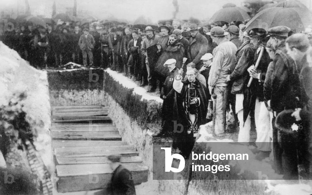 Disaster of Courrieres north of France march 1906 : blessing of mass grave