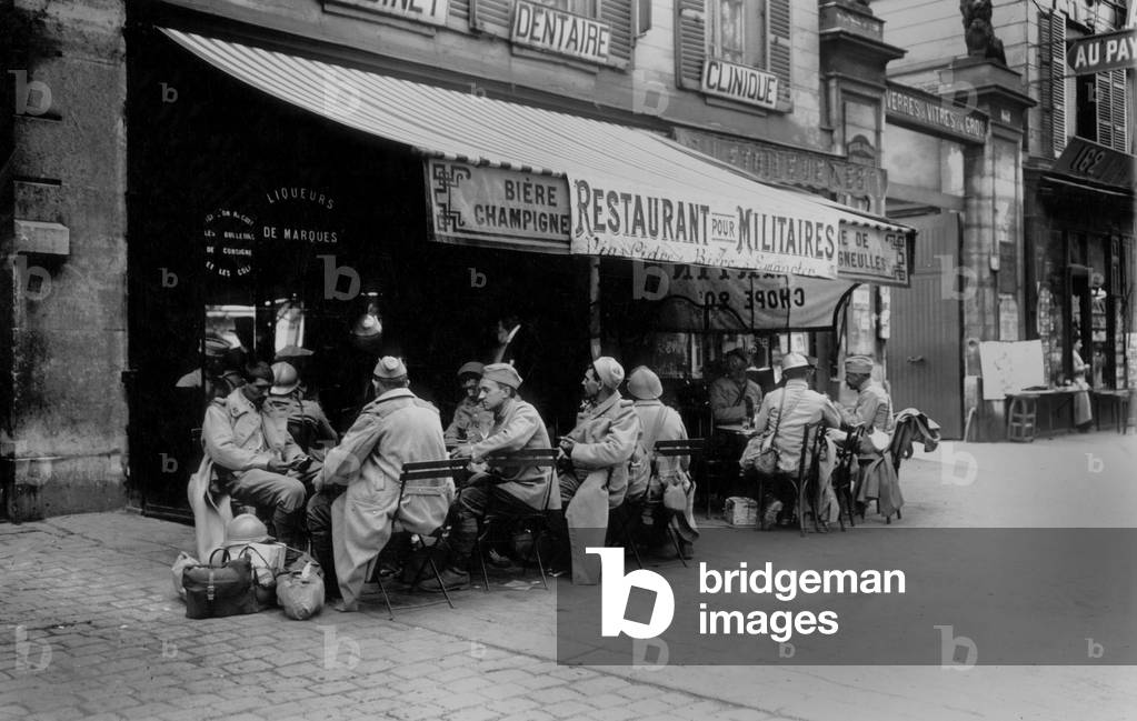 The French soldiers use their permission to drink a glass at a restaurant for soldiers in Paris in July 1916