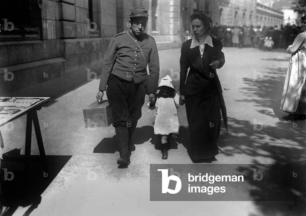 French soldier with his family during leave in Paris in 1915 withhis wife and child