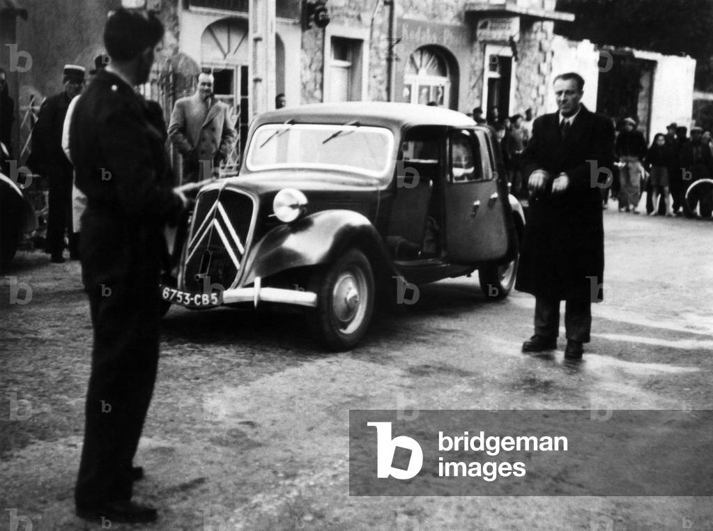 Affair Abel Danos (1904-1952) French gangster : here during reconstruction of his arrest in november 1948 : Abel Danos is handcuffed standing near a Traction-Avant Citroen