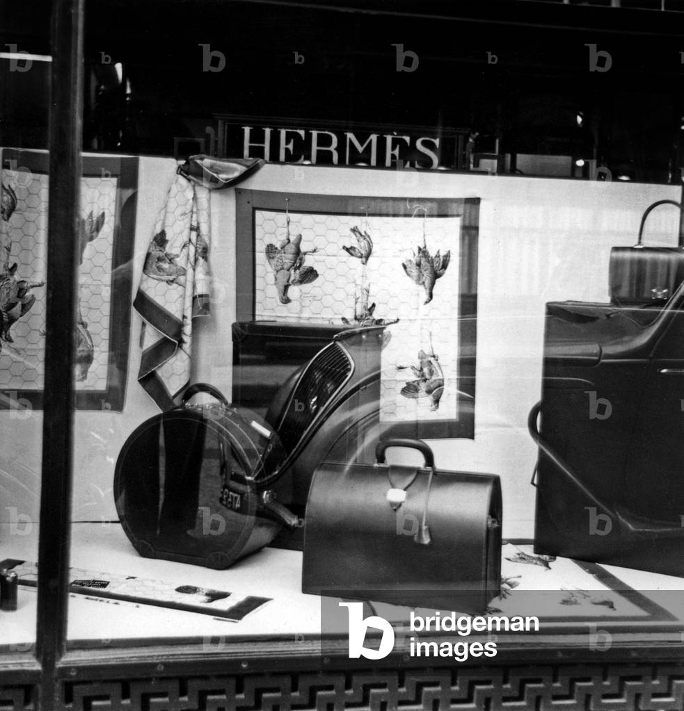 Paris, c. 1947 : shop window of Hermes store with hand bags and scarf