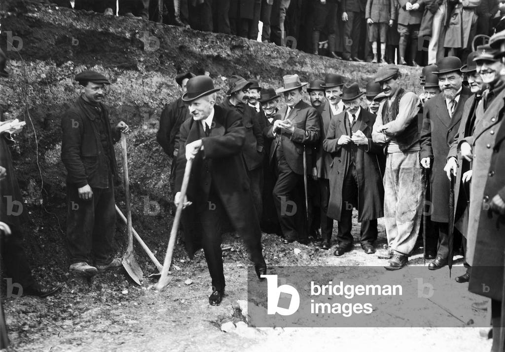 Chassaigne-Goyon gives the first and symbolic blow of pickaxe opening work of demolition of the fortification of the gate of Clignancourt, in Paris, May 3, 1919