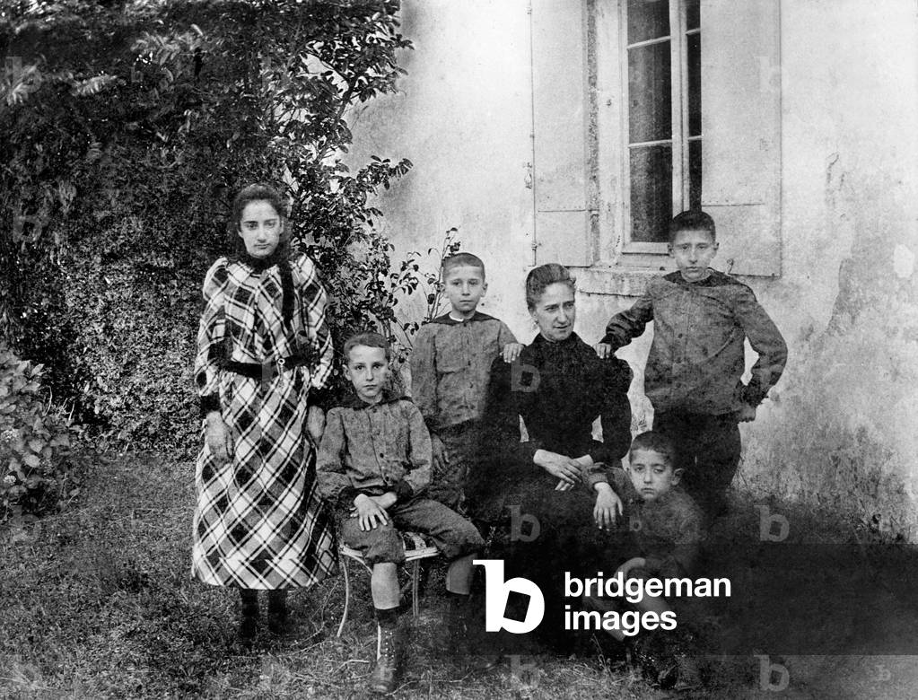 Francois Mauriac (1885-1970) as a child with his family (mother Claire, brothers and sister) c. 1892 : l-r : Germaine, Jean, Pierre, Claire (mother), Francois, Raymond