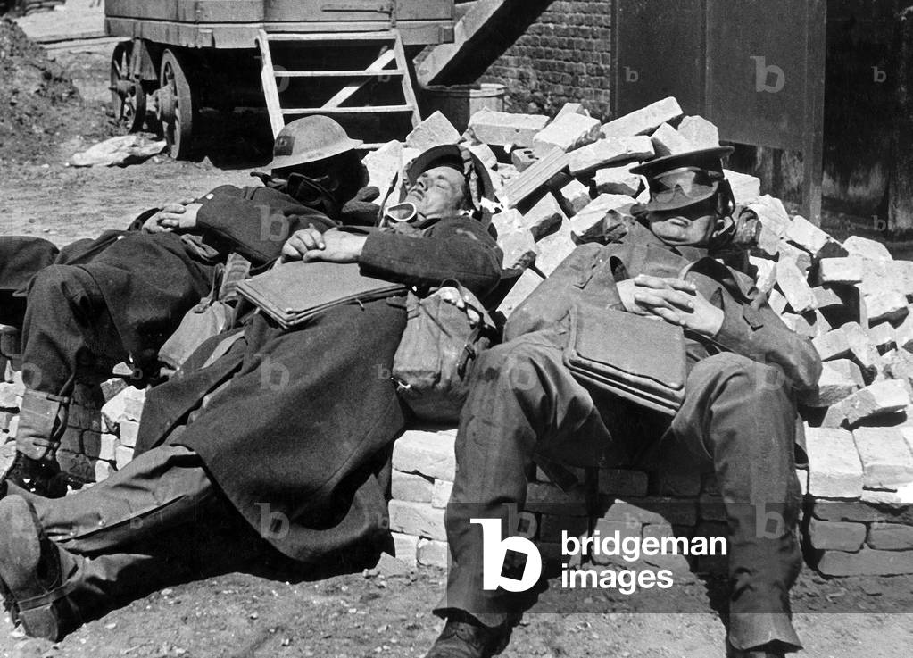 Battle of France : Exhausted english soldiers having some rest in Dunkerque north of France may 1940
