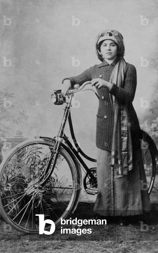 Woman with a bike at the end of the 19th century