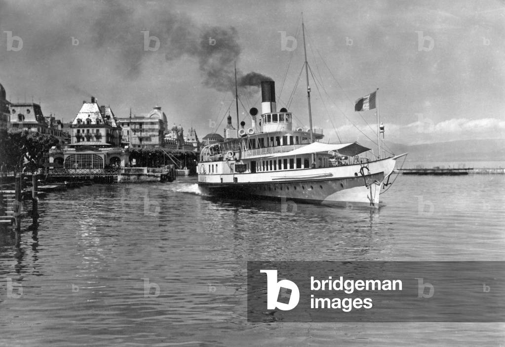Evian-les-Bains (France) : steam boat from Geneva on Lake Geneva arriving in Evian, postcard, 30's