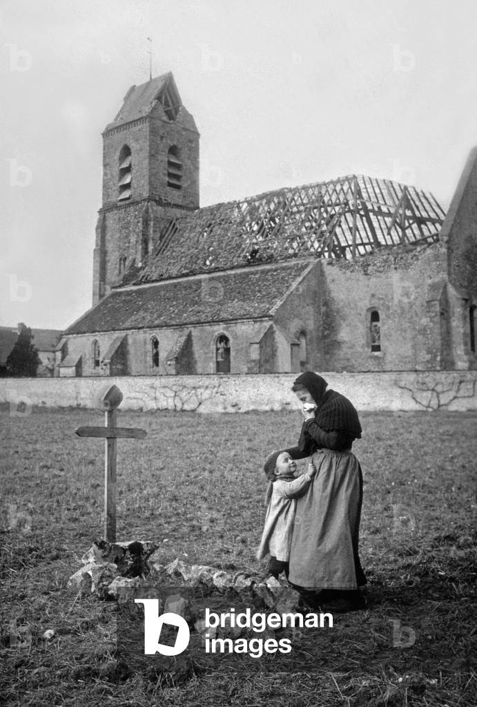 Woman crying on a French soldier's grave dead during ww1