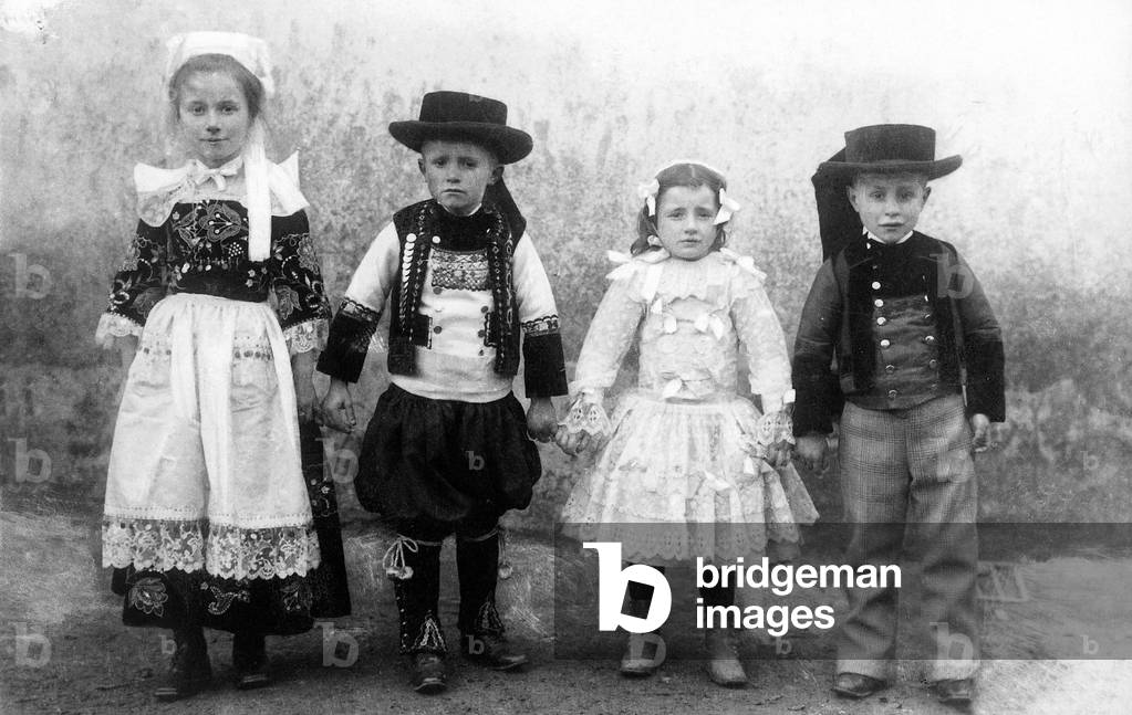 Traditionnal clothes: children of Brittany, from Quimper country, France, c.1905