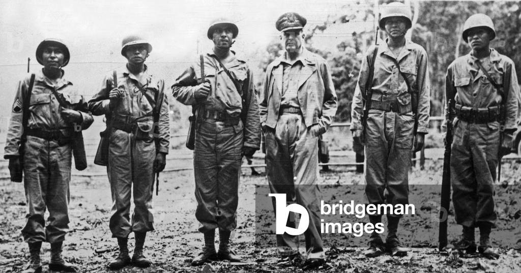 5 US soldiers of american indian tribes meet general Douglas MacArthur Supreme Allied Commander in Chief in the Southwest Pacific, 1945