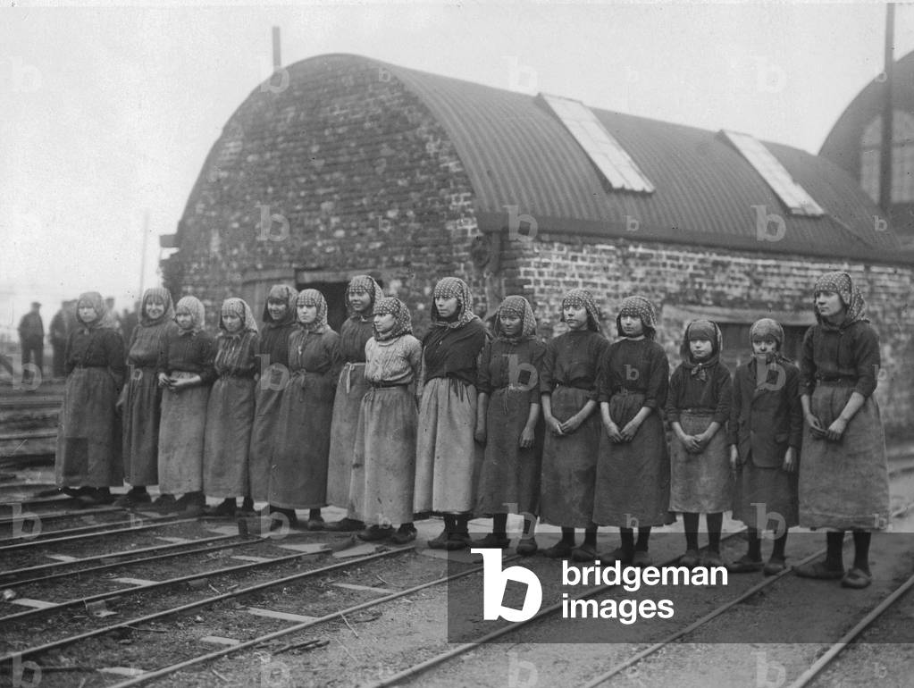 Work of children : young women pushing a trolley in a coal mine in Charleroi (Belgium) february 1915