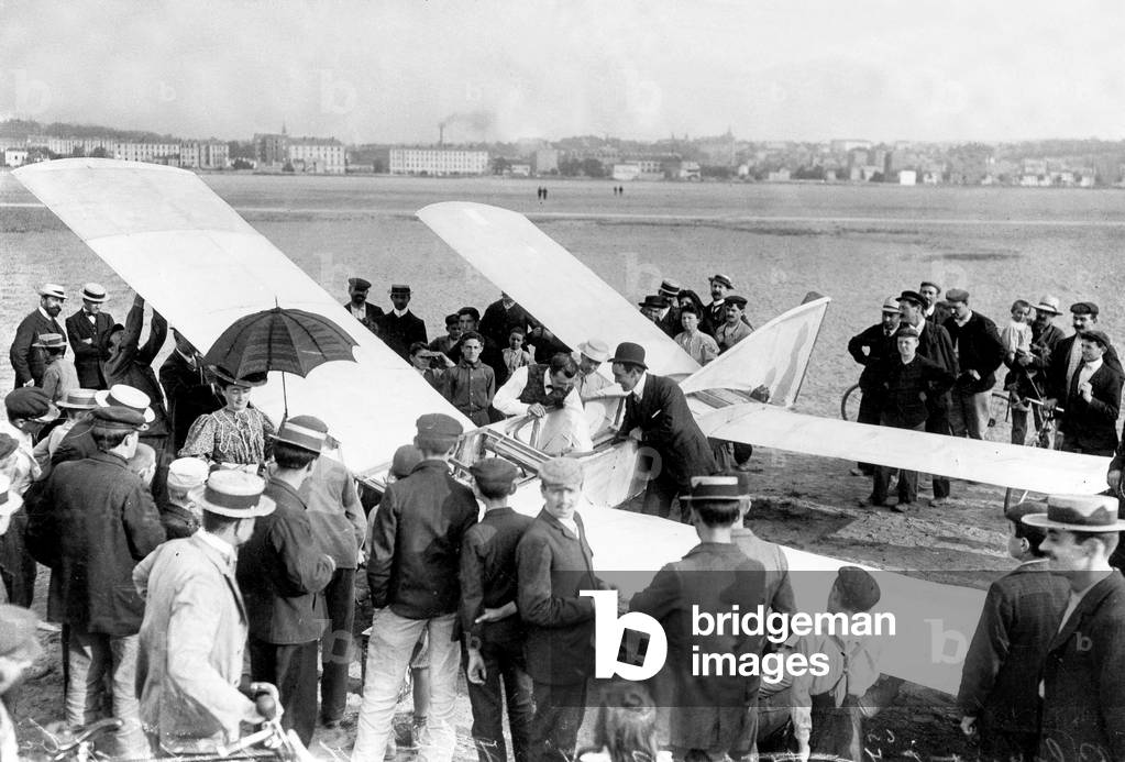 tests of the plane Bleriot VI called The Dragonfly september 17, 1907 at Issy les Moulineaux, France