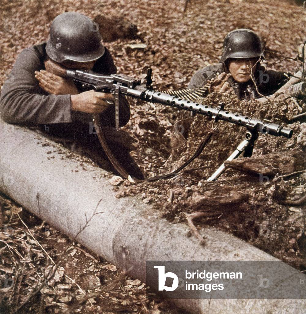 German artillery ww2 : soldiers with machine gun
