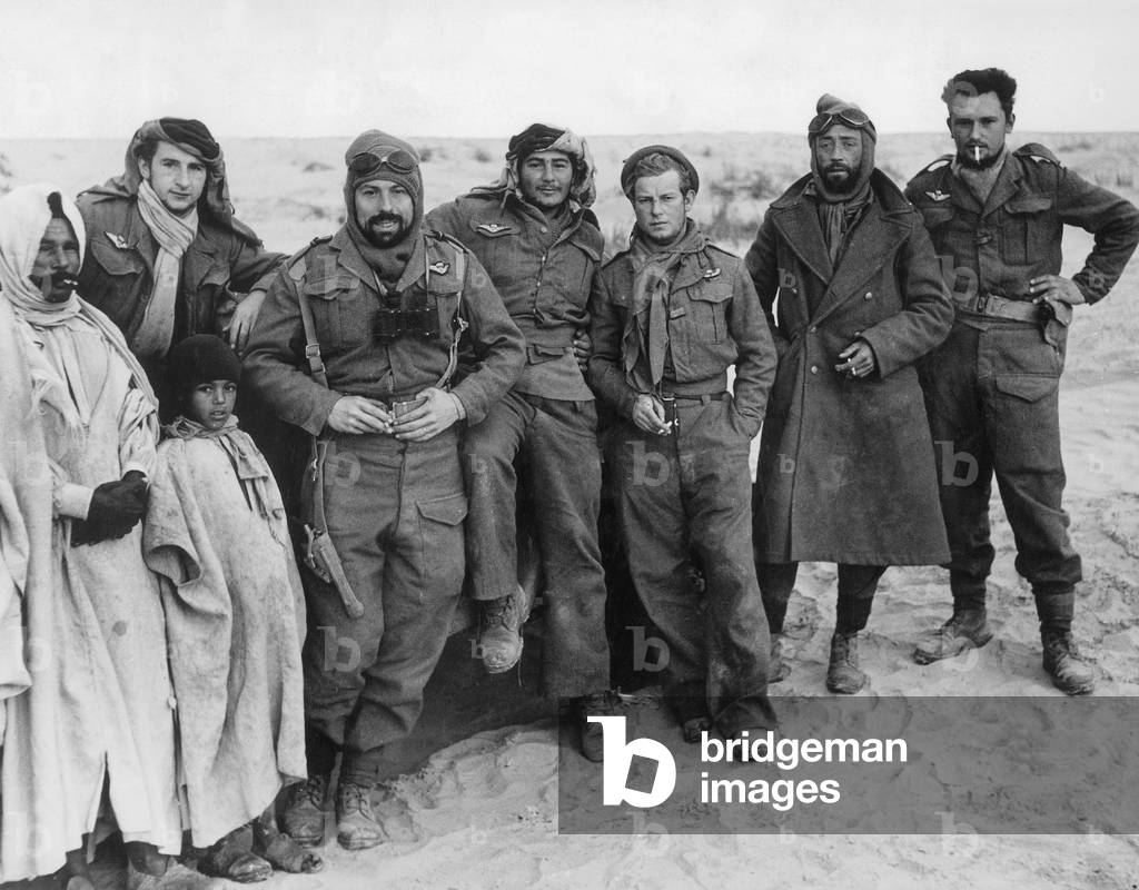 Tunisia campaign : French paratroopers meeting a tunisian who served 10 years in French army in Gabes area in 1943