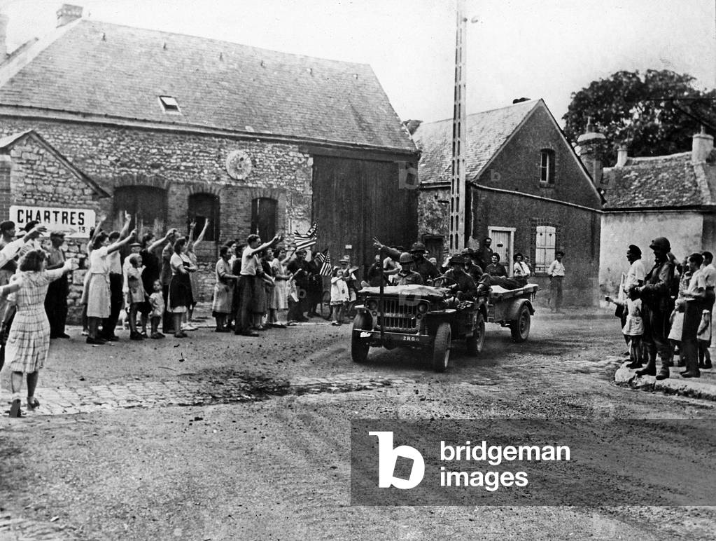 French people welcoming american troops who are going in Chartres (France) to stop german retreat august 17, 1944