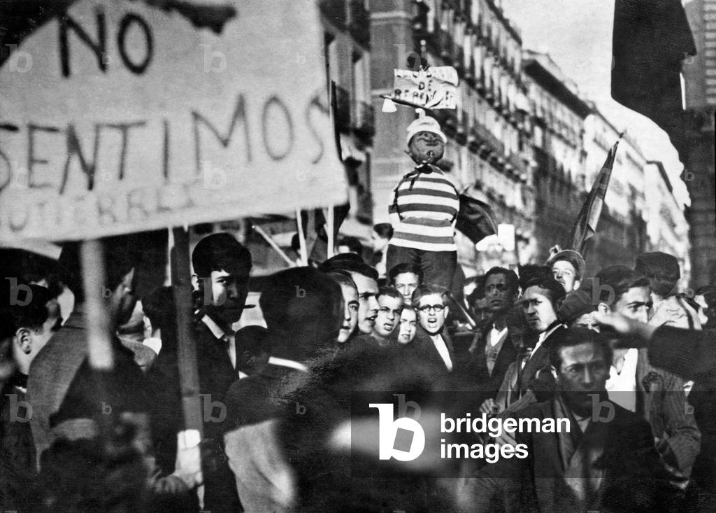 Anti-francoist republicans demonstrating in Madrid during Spanish civil war in september 1936