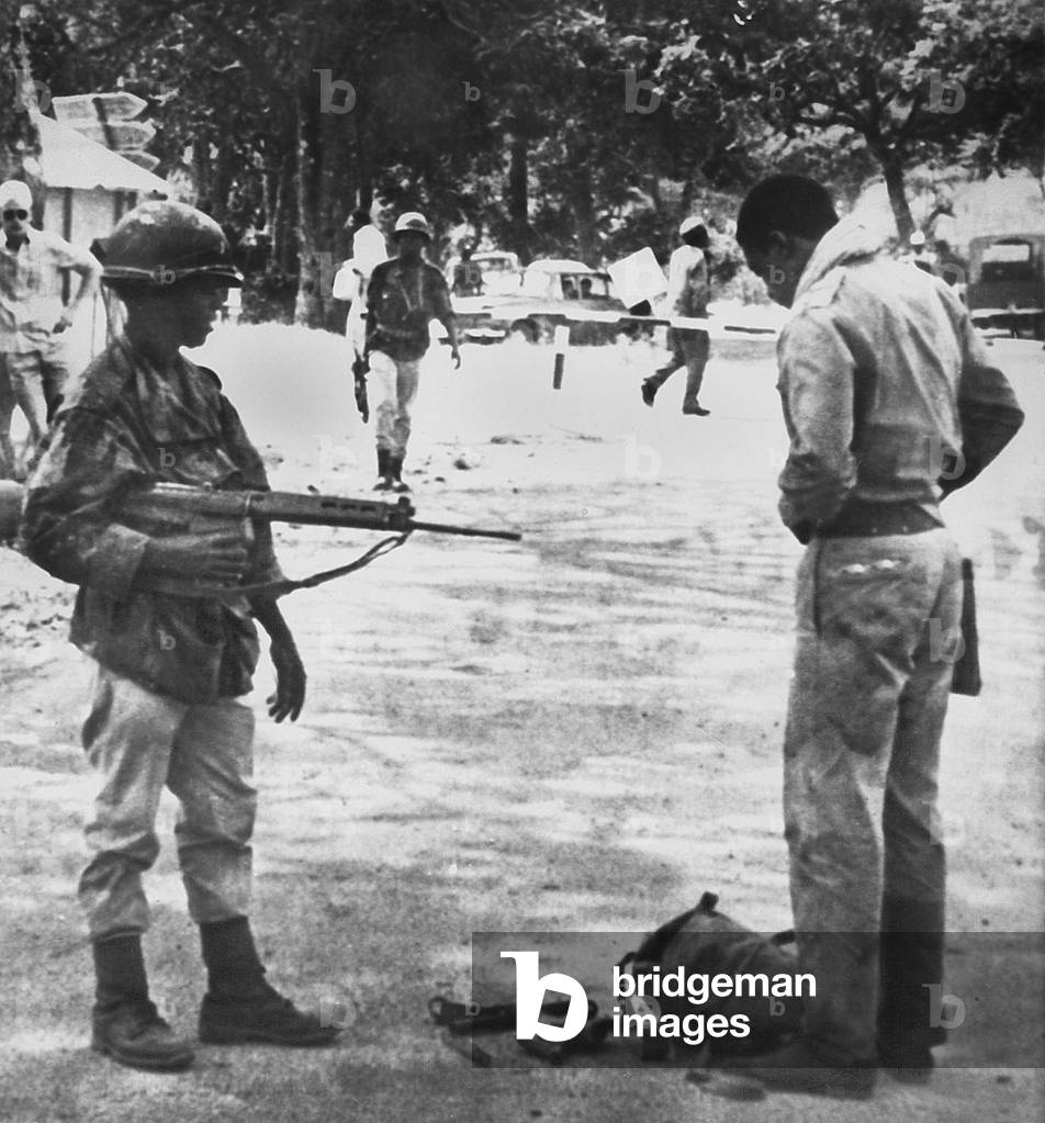 A Rwandan soldier put down his gun and his bag following his flight from Congo by Rizizi bridge after the fall of Bukavu by some white mercenaries and Katanga 's militia 08/11/1967