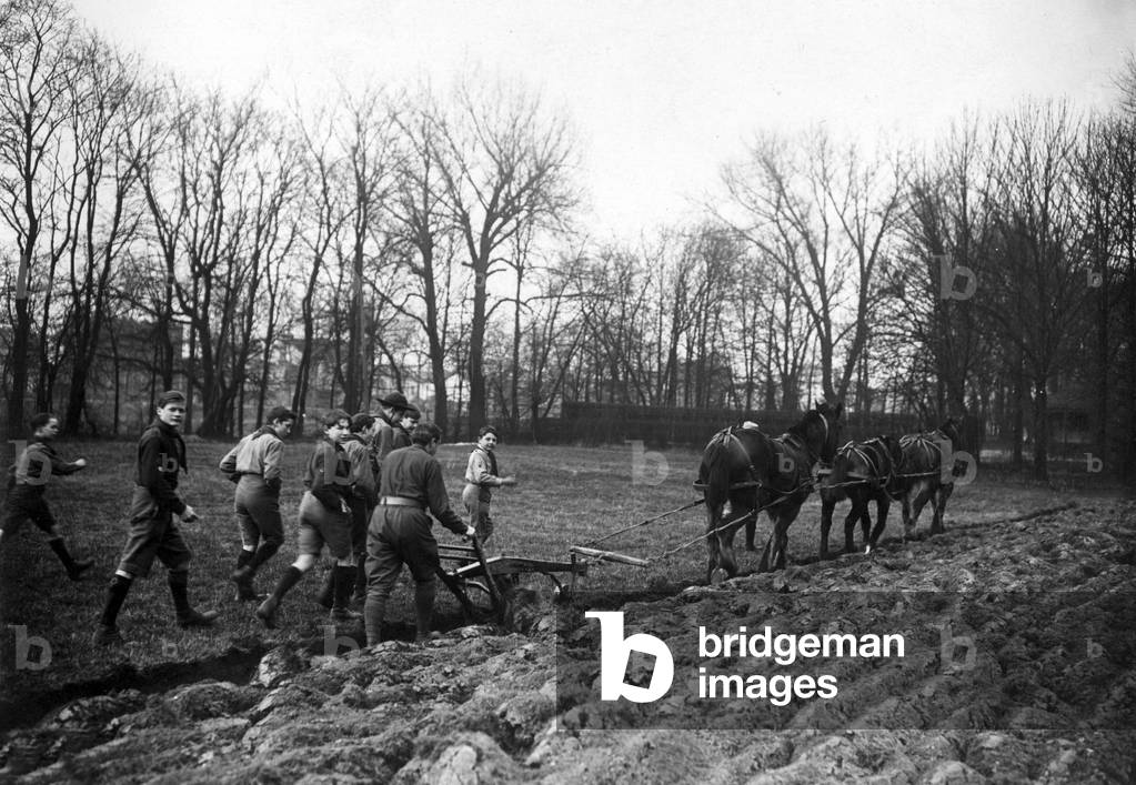 parisian boy scouts cultivating the plot of land given by agriculture minister in puteaux island (near Paris), 1st world war