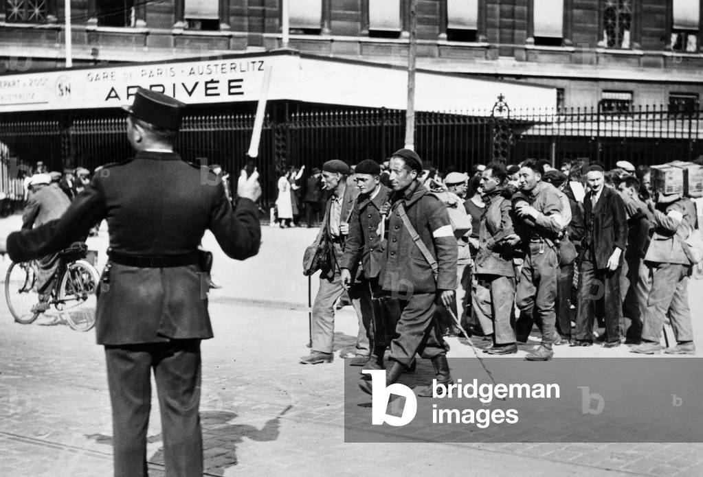 demobilized soldiers are coming home, they arrived at Austerlitz station in Paris in 1940 (photo)