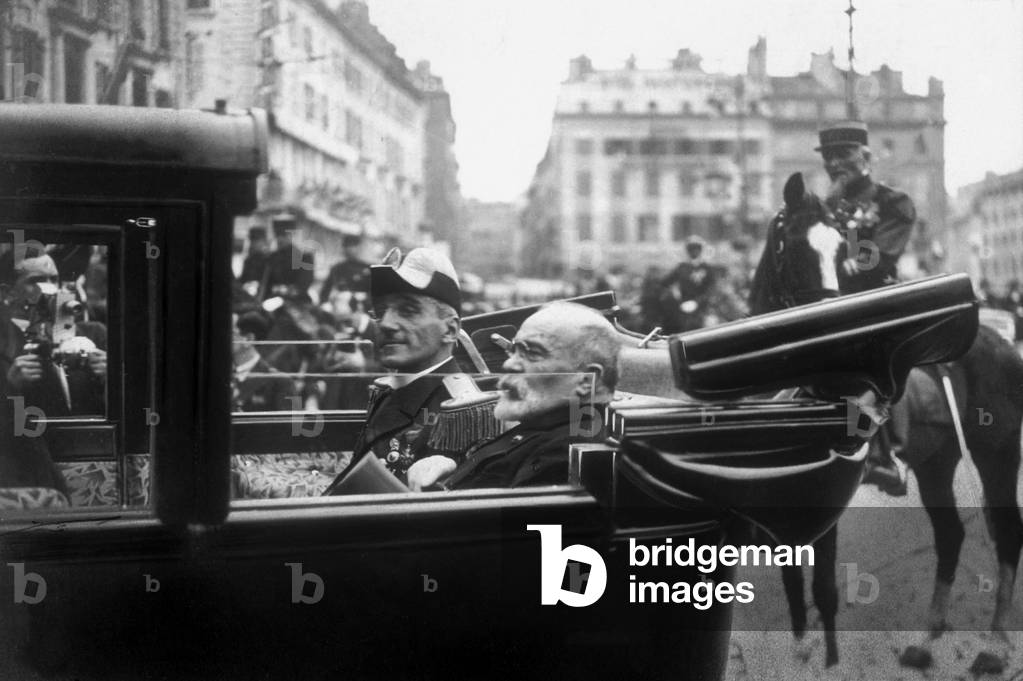 Alexandre Ist (1888-1934), King of Serbia, the Croatia and Slovenia then King of YUGOSLAVIA since October 3, 1929, defile in front of the French population at the time of his official visit in France in 1934. Some croatian terrorists assassinate him , at the time of this voyage, in Marseilles on October 9, 1934