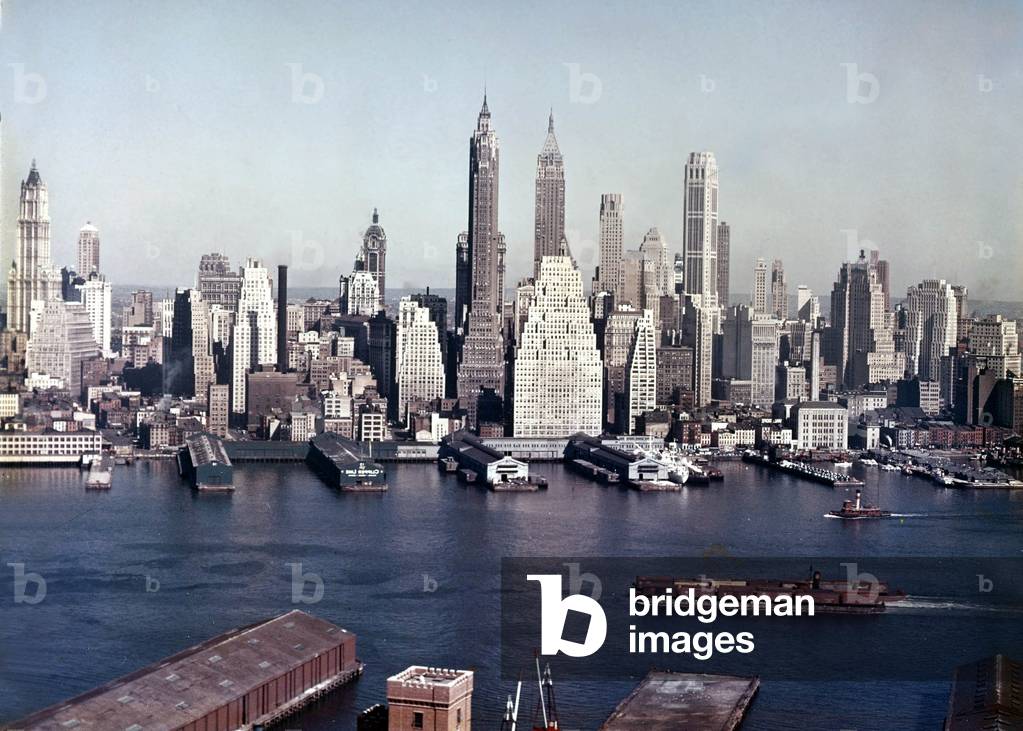 Lower Manhattan, New York c. 1965 : East River and 3 buildings : One Wall Street, le 40 Wall Street, American International Building. on far r : Woolworth Building