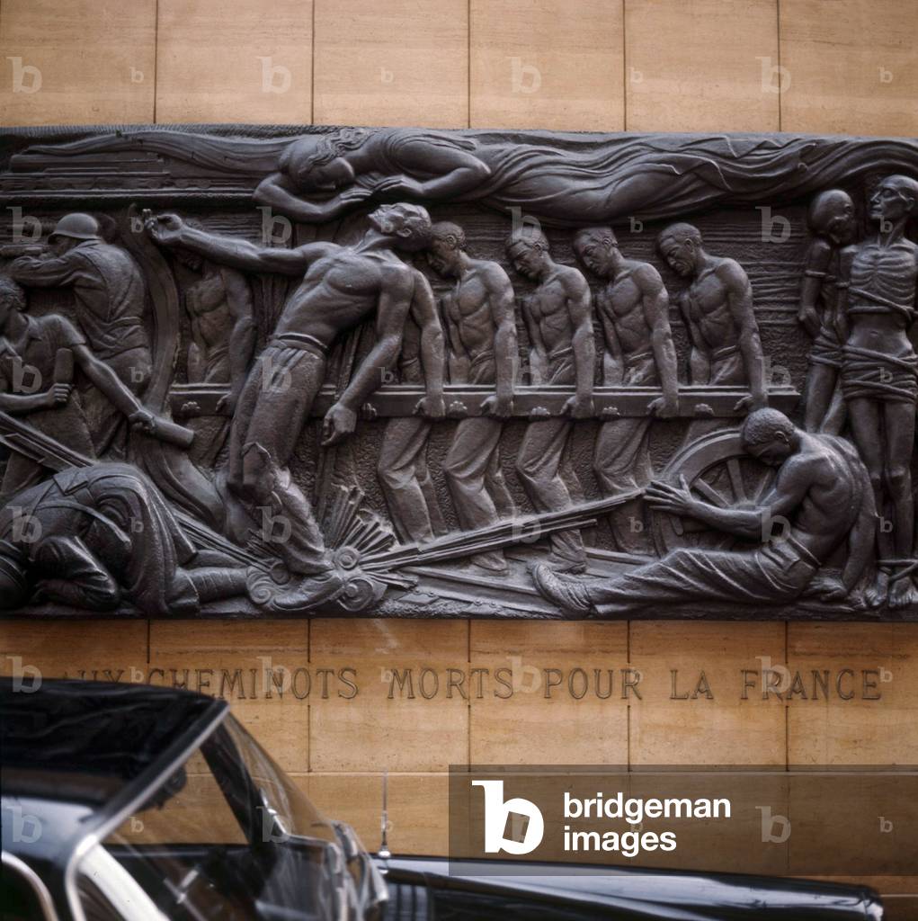 commemorative plaque for railway workers dead for France during ww1 and ww2, bronze low relief by Georges Saupique (1889-1961) in Paris