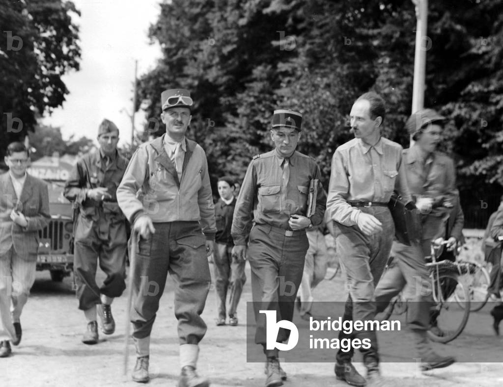 Philippe de Hauteclocque said General Leclerc (l, 1902-1947), commandant of 2nd armoured division entering in Rambouillet (Yvelines, France) on august 23, 1944 on the road to Paris. He was given a hearty reception by his liberated countrymen, photo NARA