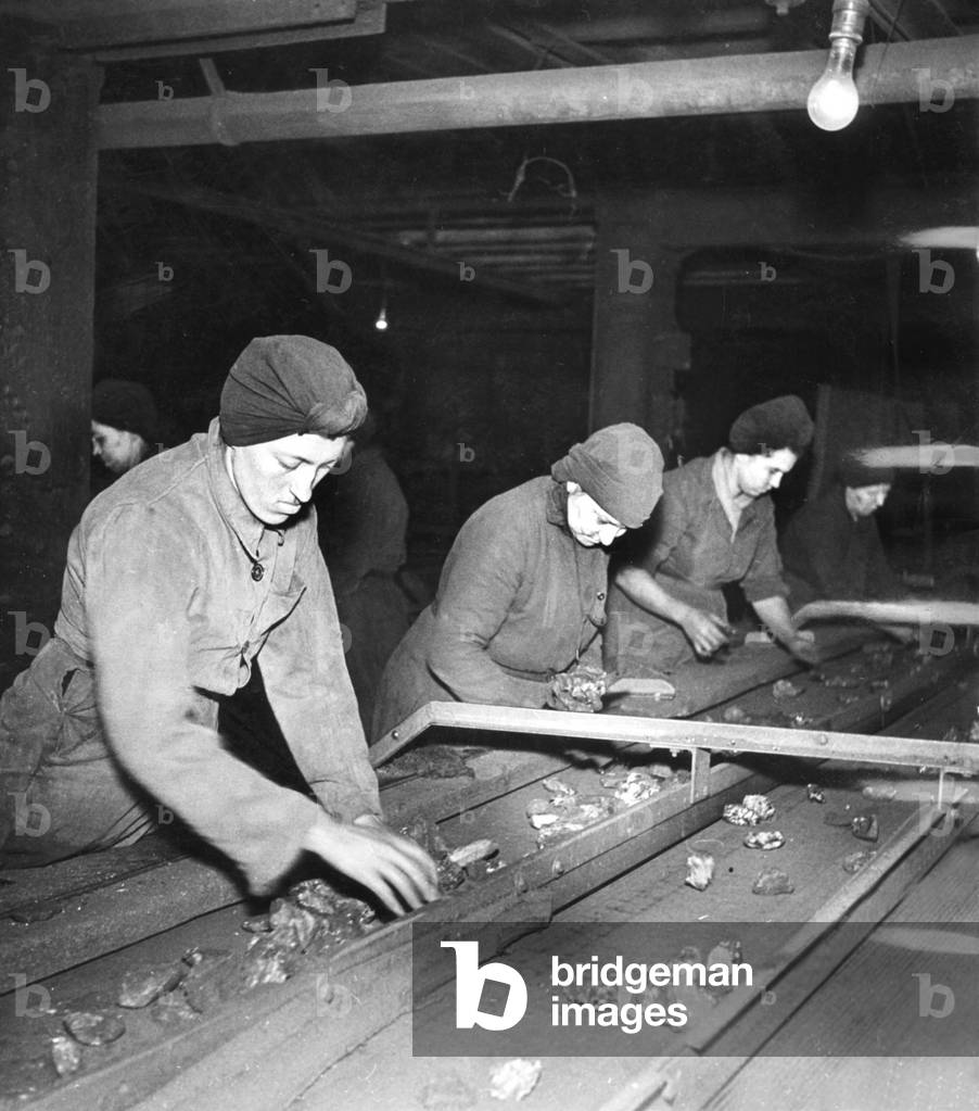 Colliery in south-east of France, c. 1930's : women miner selecting anthracite.