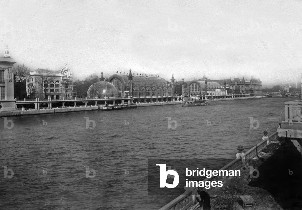 World fait in Paris, 1900 : in the background on l : the Grand Palais