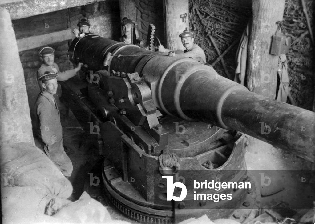 Big gun handled by sailors on front of Somme, 1916