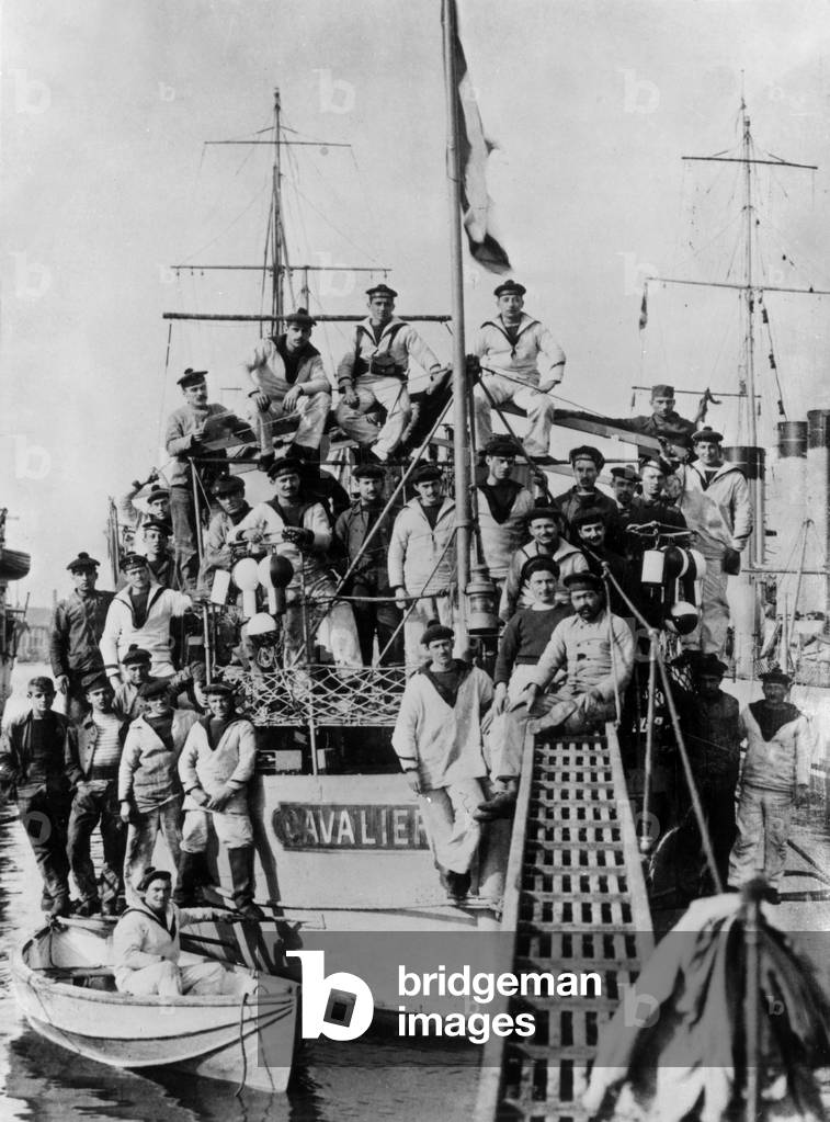 In 1914 in Toulon (France) on a sailboat : the father of Max Gallo (on l, under the man who raise the elbow)