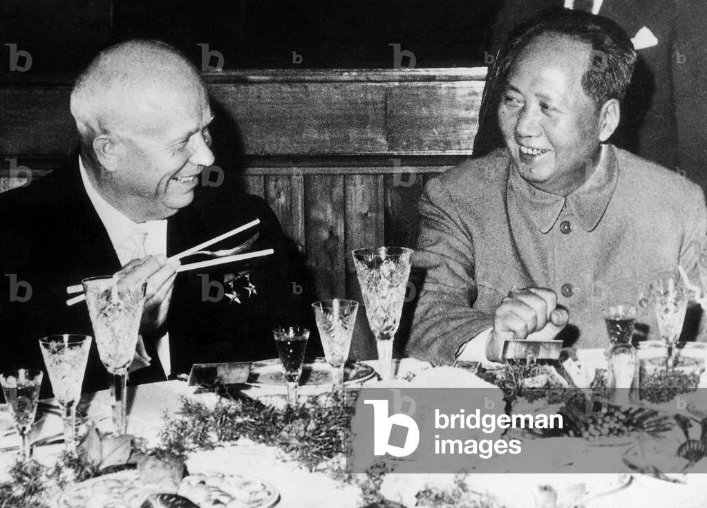Nikita Kroutchev, president of council of ministers of USSR and Mao Tse Tung, president of popular republic of China during a diner in Beijing in october 1959
