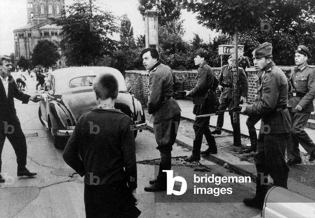 In Berlin august 1961 : policemen of future DRG (with bayonet) interpellating a motorist