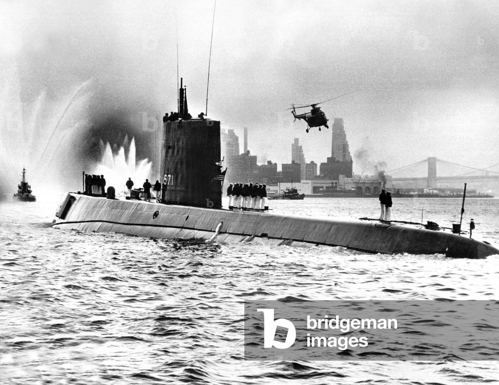 Nautilus american nuclear submarine, here the USS Nautilus returns to New York harbor, may 1956