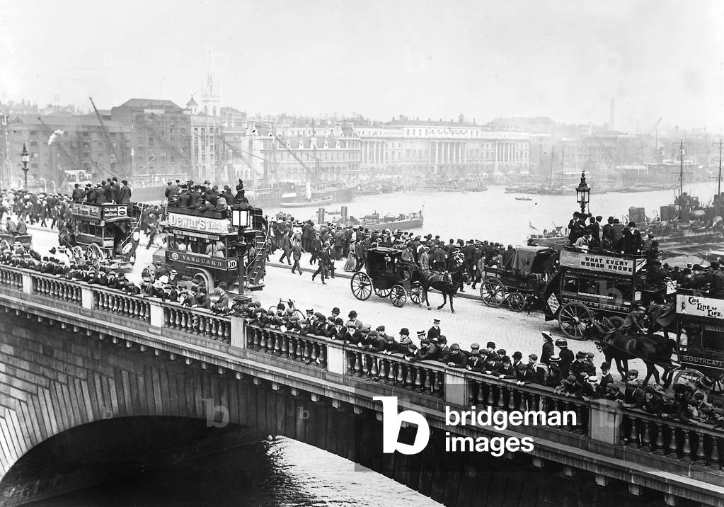 crowd on London bridge over the Thames to watch the British Navy sailing july 1909