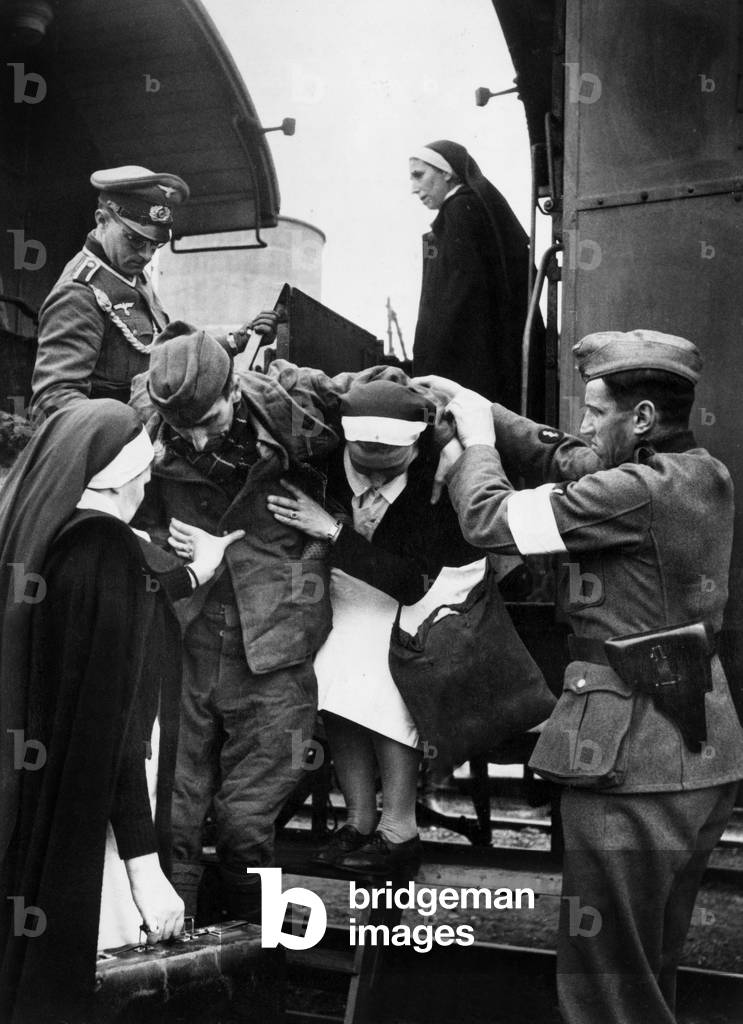 In station of Chalon sur Saone, France, on april 19, 1941 : 350 very sick prisoners are transfered from german hospital train to French hospital train to be carried in free zone