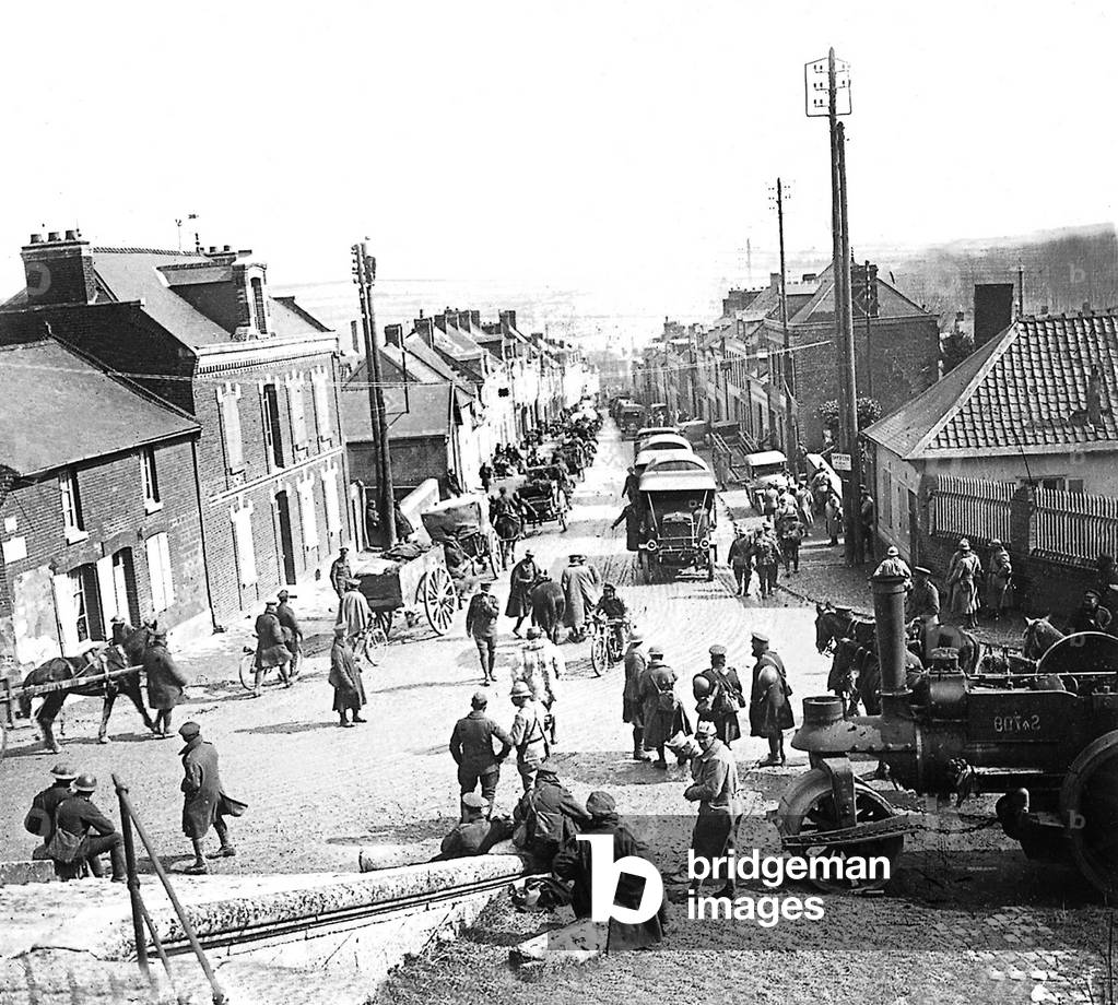French soldiers going to rescue english soldiers in the Somme area in east of France 1918