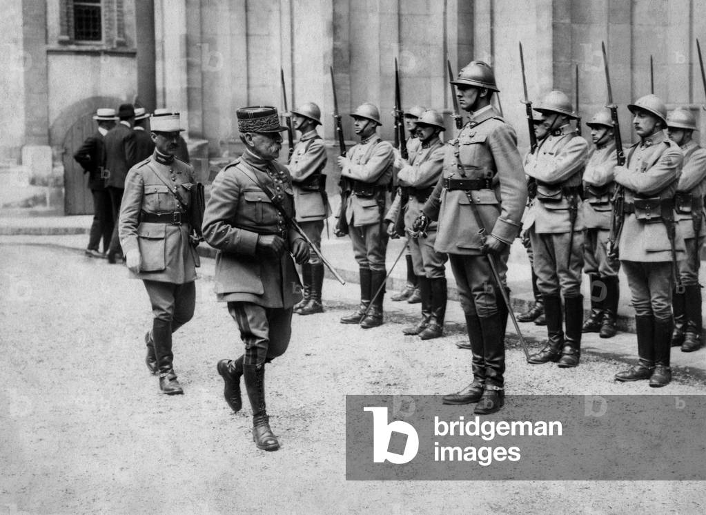 Arrival from Marechal Foch to the castle of Saint Germain for the signing of the trade. May 1919
