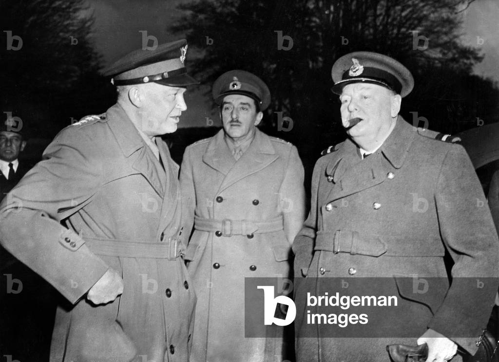 american general Dwight D. Eisenhower with english prime minister Winston Chruchill and Field marshal Sir Alan Brooke (Brooke was Churchill's military adviser as soon as 1941. Promoted to field marshal in January 1944. Churchill had promised Brooke command of Operation Overlord in 1944. However, american presidentRoosevelt insisted that General Eisenhower should be given this important task), confer in Europe probably c. the time of the Normandy Allied Landings in France, june-july 1944