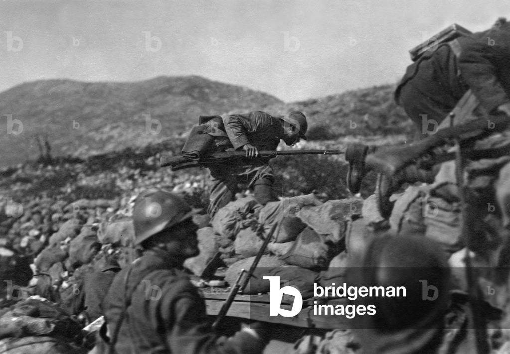 Italian troops giving assault on Monte San Gabriele against Austrians, september 1917