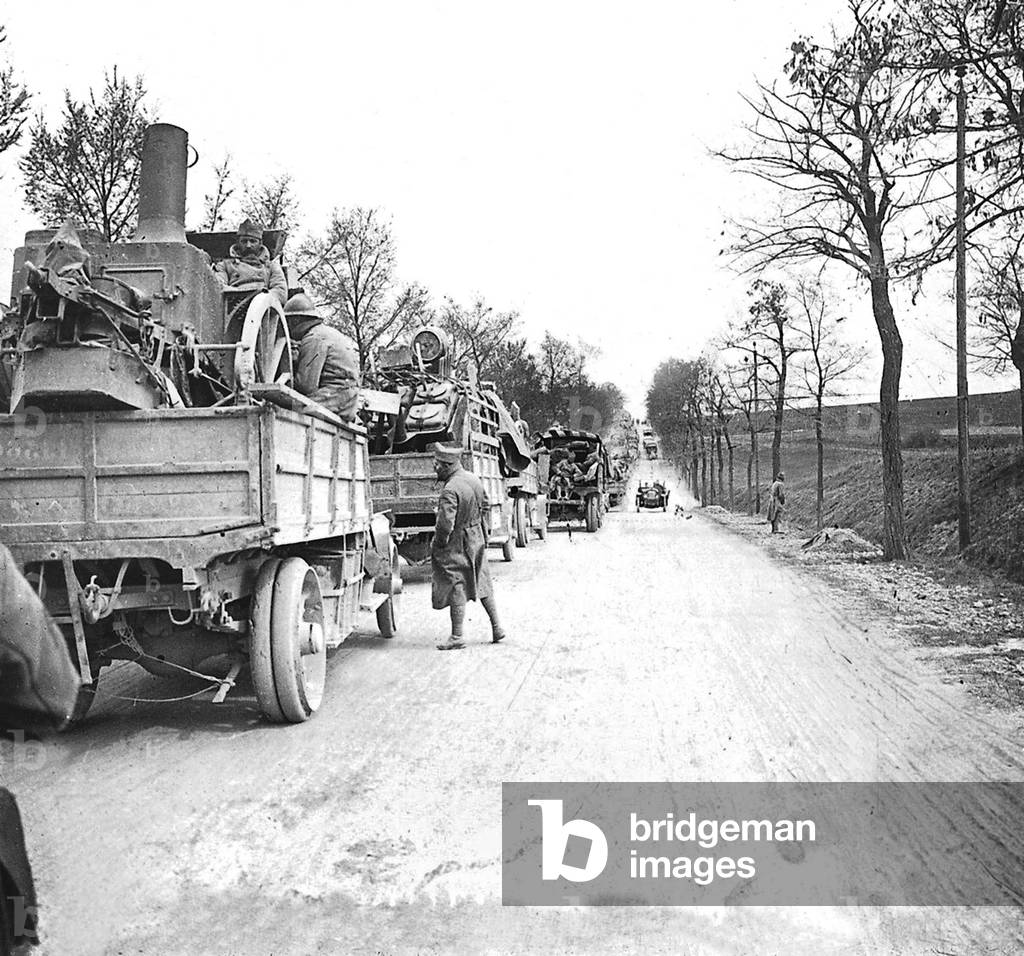 French soldiers in the Somme area march 1918