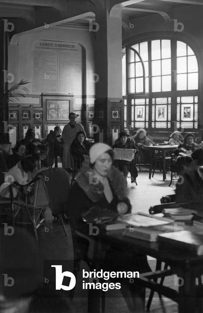 the Salvation Army helps women : here in Paris women can have a meal, can have a rest, c. 1926