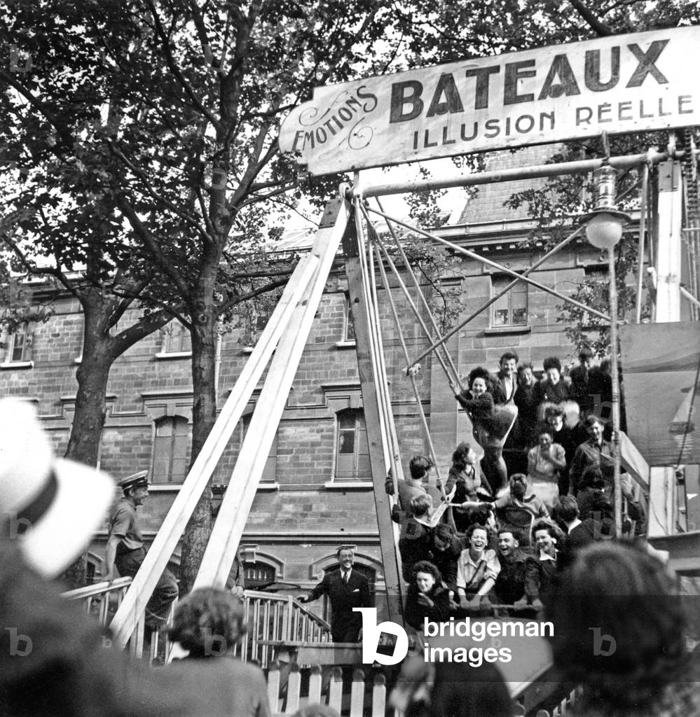 Daily life, Paris, 1947 : roundabout (