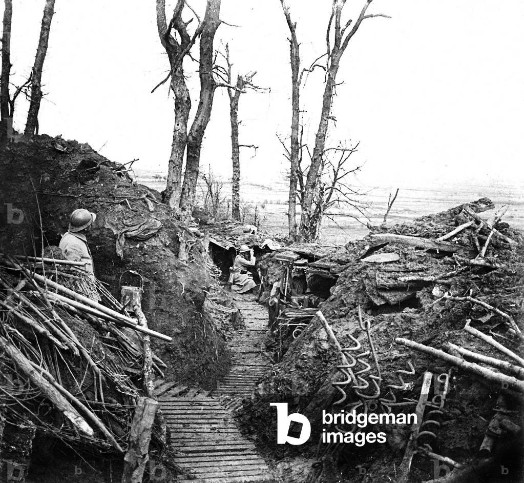 Soldiers sheltered by clod of earth equipped as trench in Lorraine during ww1