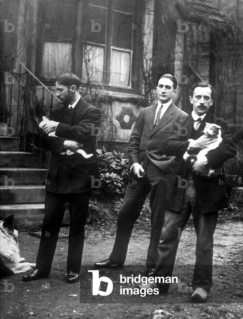 Marcel Duchamp with his brothers, Jacques Villon (l.) and Raymond Duchamp Villon (r.) in Puteaux in 1913